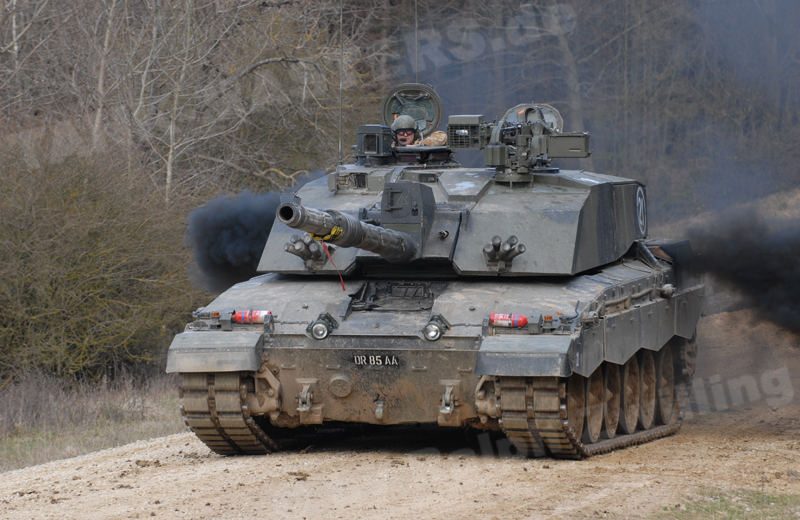 uk-tanks-challenger-001
